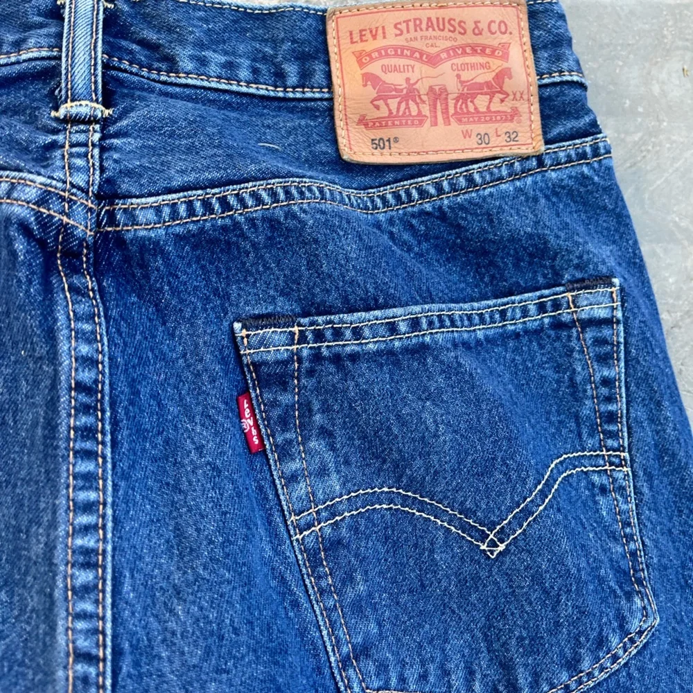 LEVI’S | 501 Dark Wash Button Fly Straight Denim Jeans 30x32